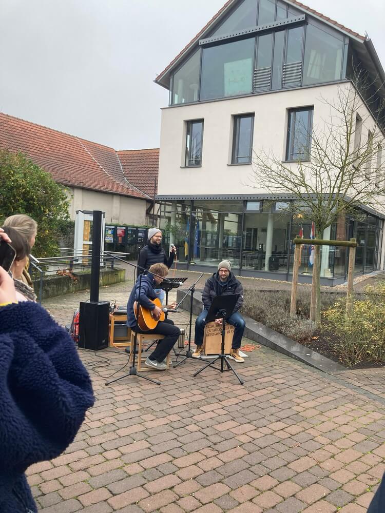 Versammlung zur Reichspogromnacht vor dem Rathaus in Kahl