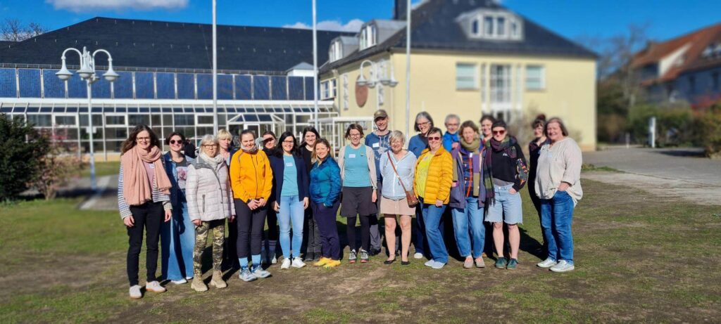 Seminar Teilnehmende vor der Kahler Festhalle