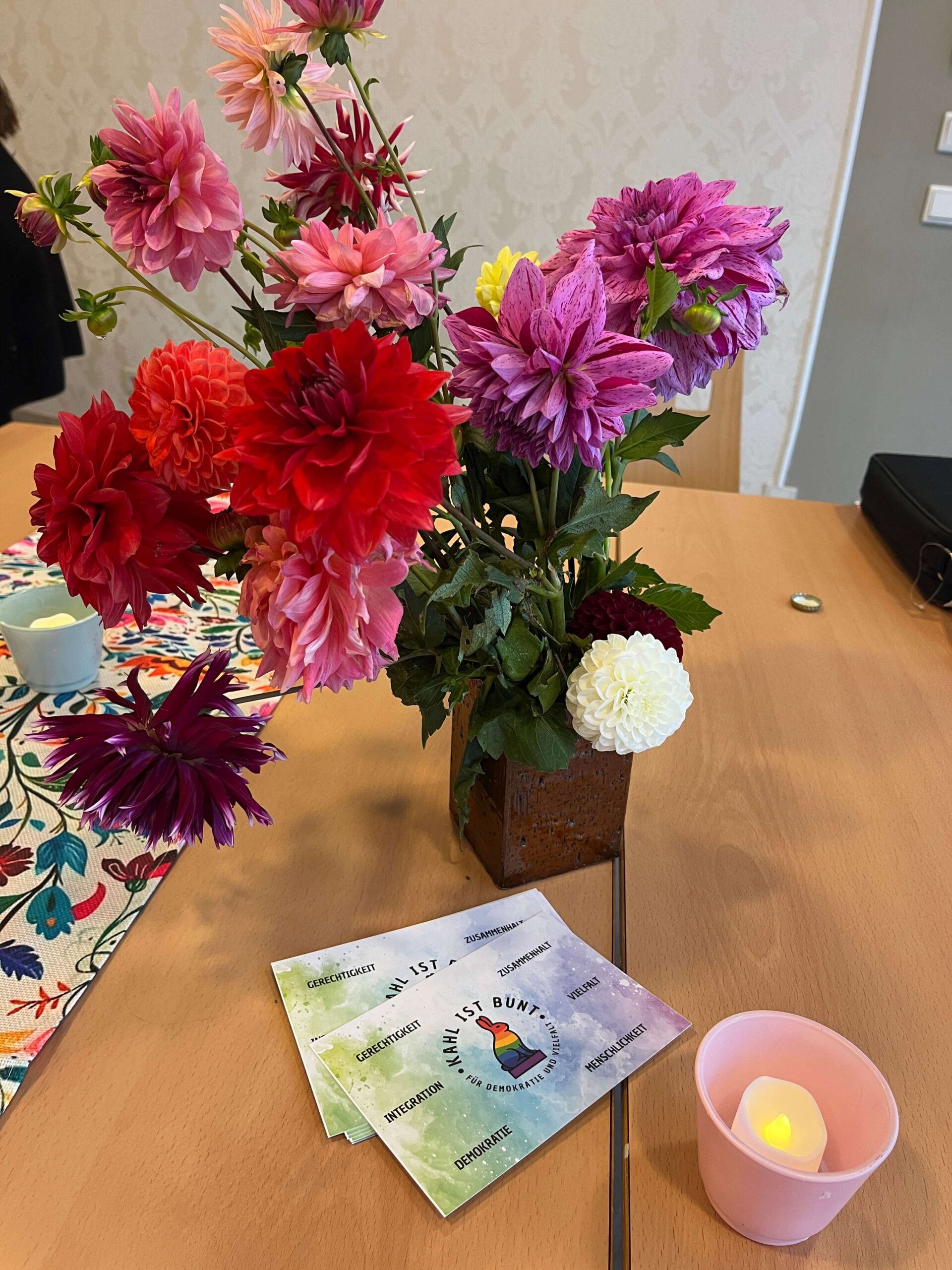 Blumen auf einem Tisch mit Kahl ist bunt Postkarten