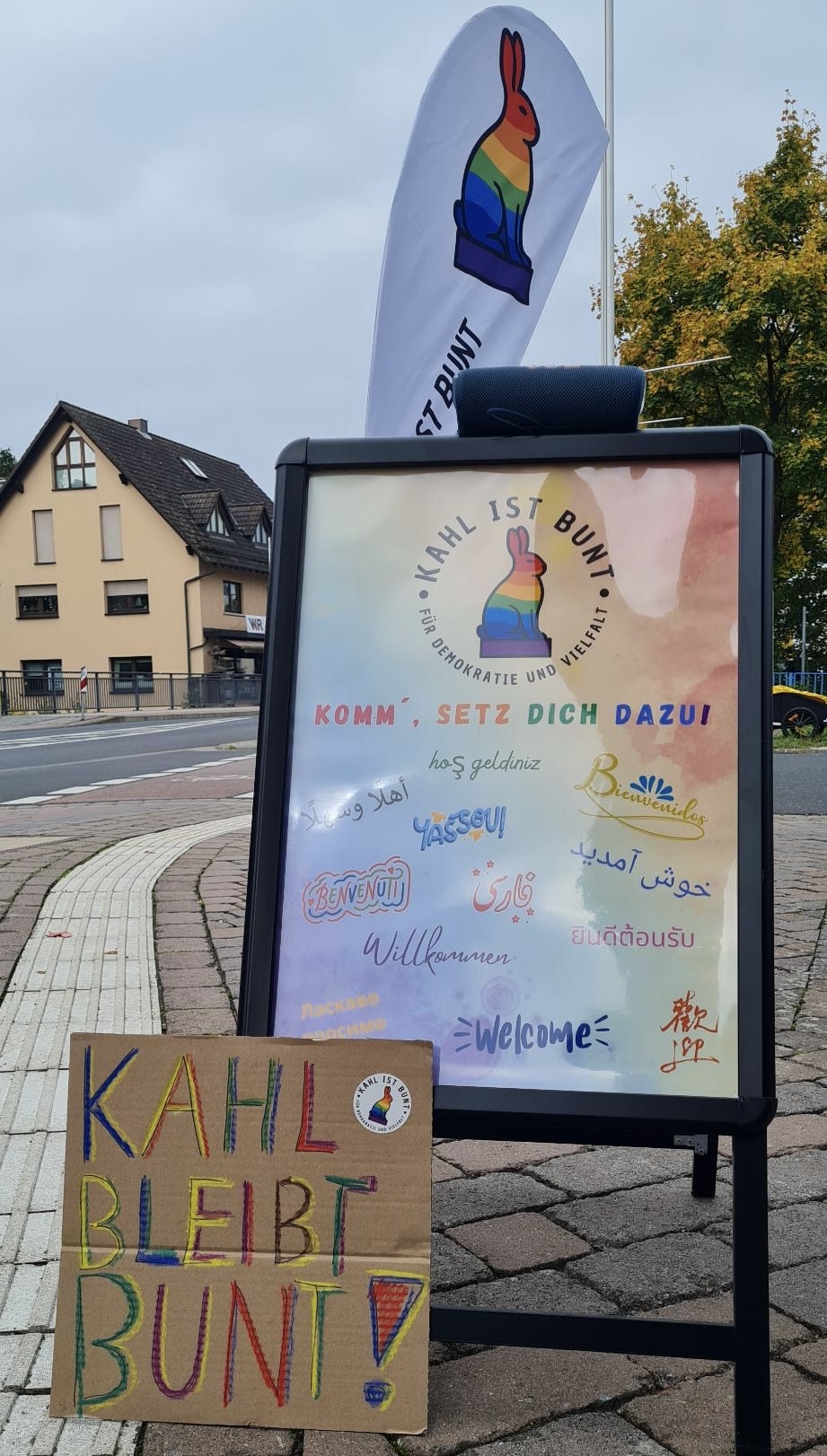 Aufsteller Kahl ist Bunt und Pappschild mit Aufschrift "Kahl bleibt bunt"