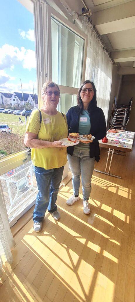 Zwei Seminar Teilnehmende mit Tellern in der Hand