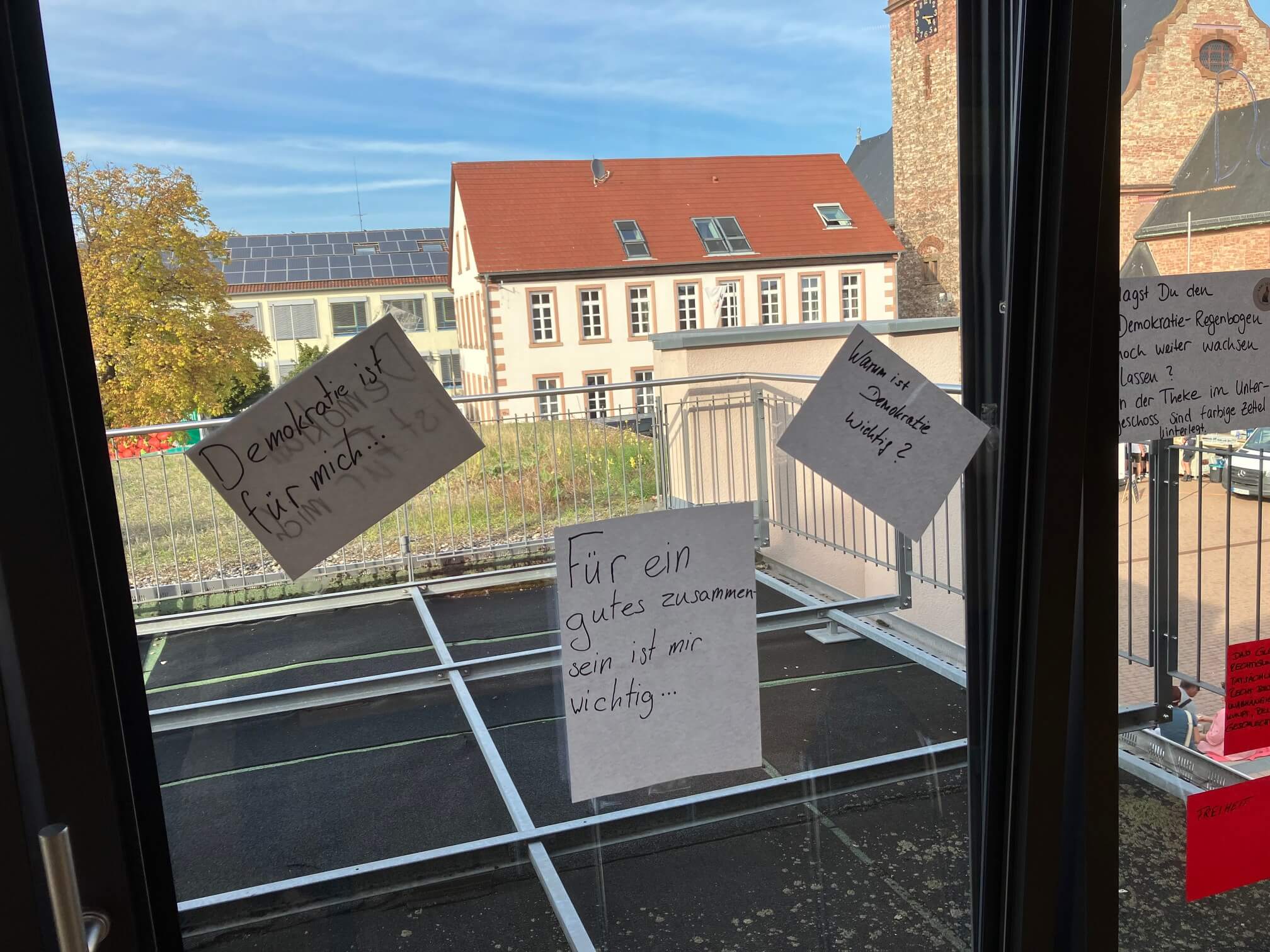 Zettel an einer Scheibe. Die Kahler Grundschule im Hintergrund.